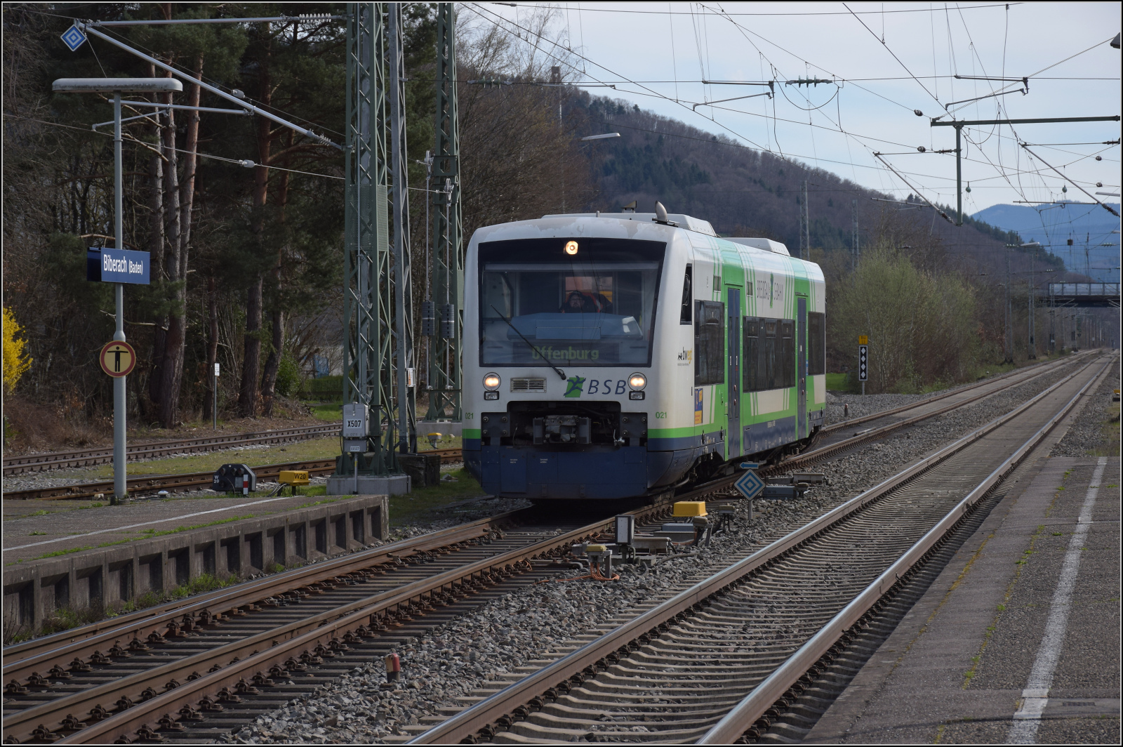 Traktionswandel bei der SWEG.

Einfahrt des berfllten VT 043 alias 650 043 der SWEG nach Biberach. Mrz 2024.