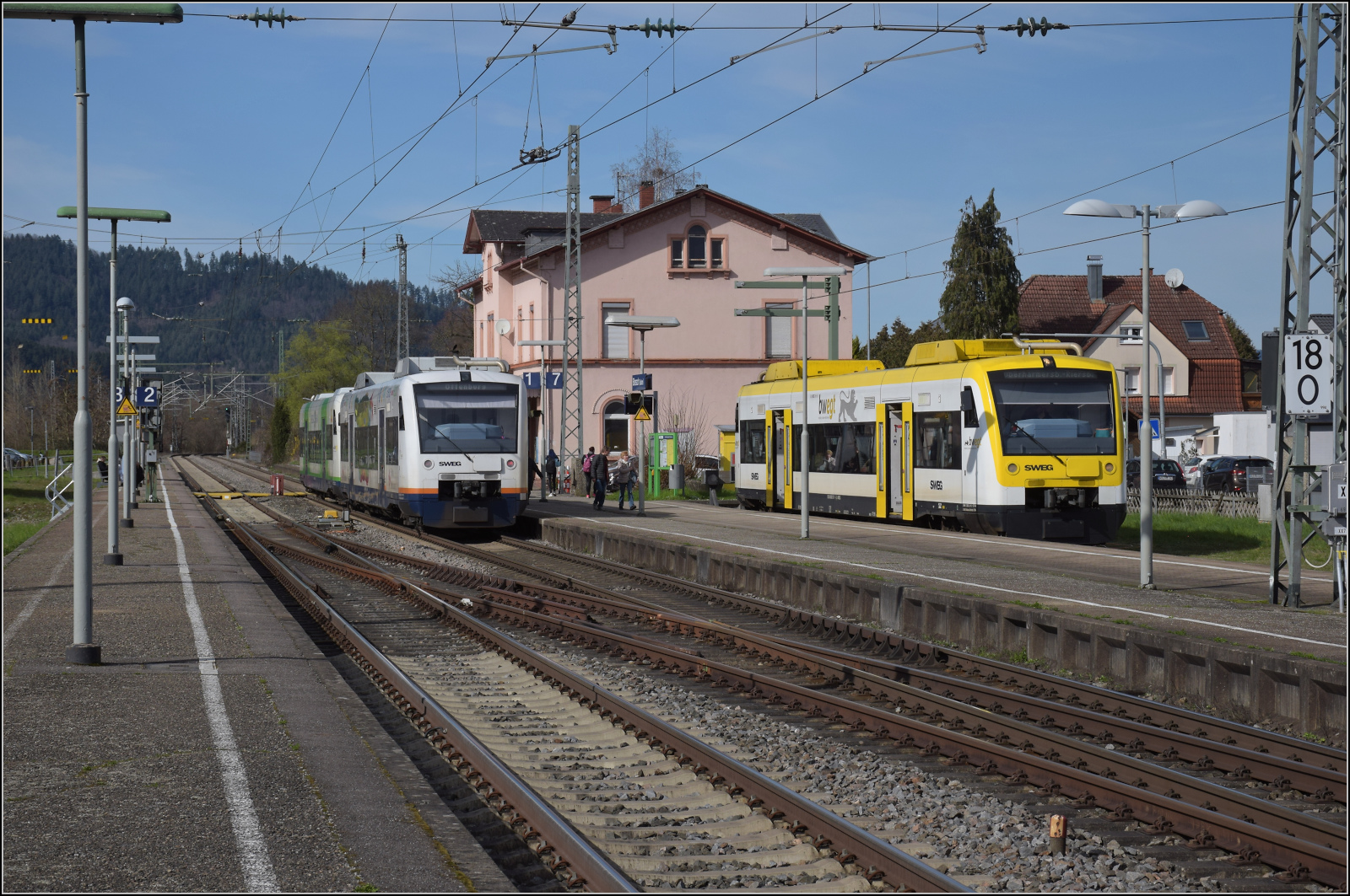 Traktionswandel bei der SWEG.

Einfahrt von VT 019 und VT 515, respektive 650 046 und 650 577 der SWEG. Ersterer im Gewand der Breisgau-S-Bahn, Zweiterer im Gewand der Ortenau-S-Bahn. Nunmehr ist der Zug auf die Schwarzwaldbahn gewechselt. Biberach, Mrz 2024.