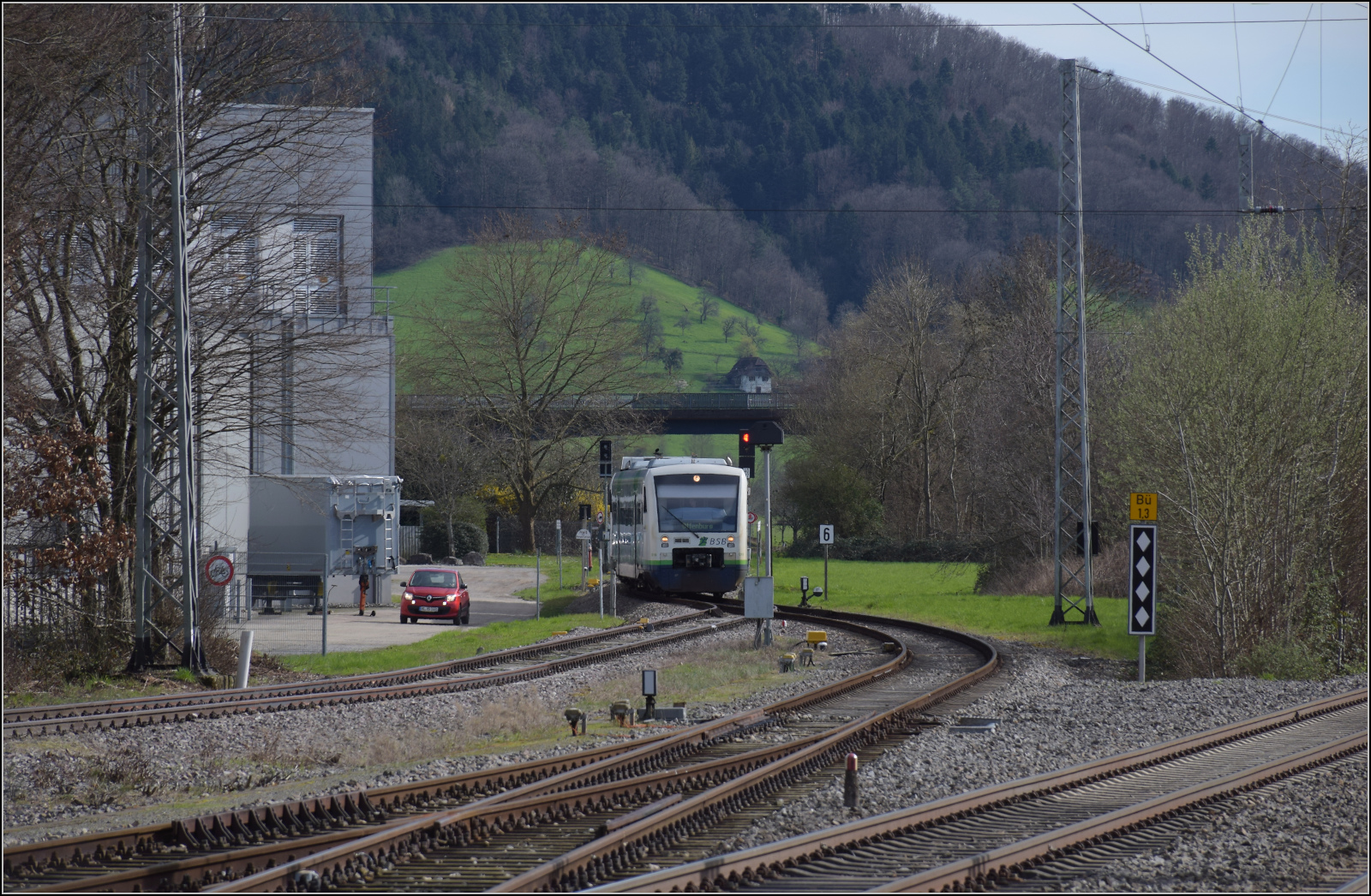 Traktionswandel bei der SWEG.

Einfahrt von VT 019 und VT 515, respektive 650 046 und 650 577 der SWEG. Ersterer im Gewand der Breisgau-S-Bahn, Zweiterer im Gewand der Ortenau-S-Bahn. Biberach, März 2024.