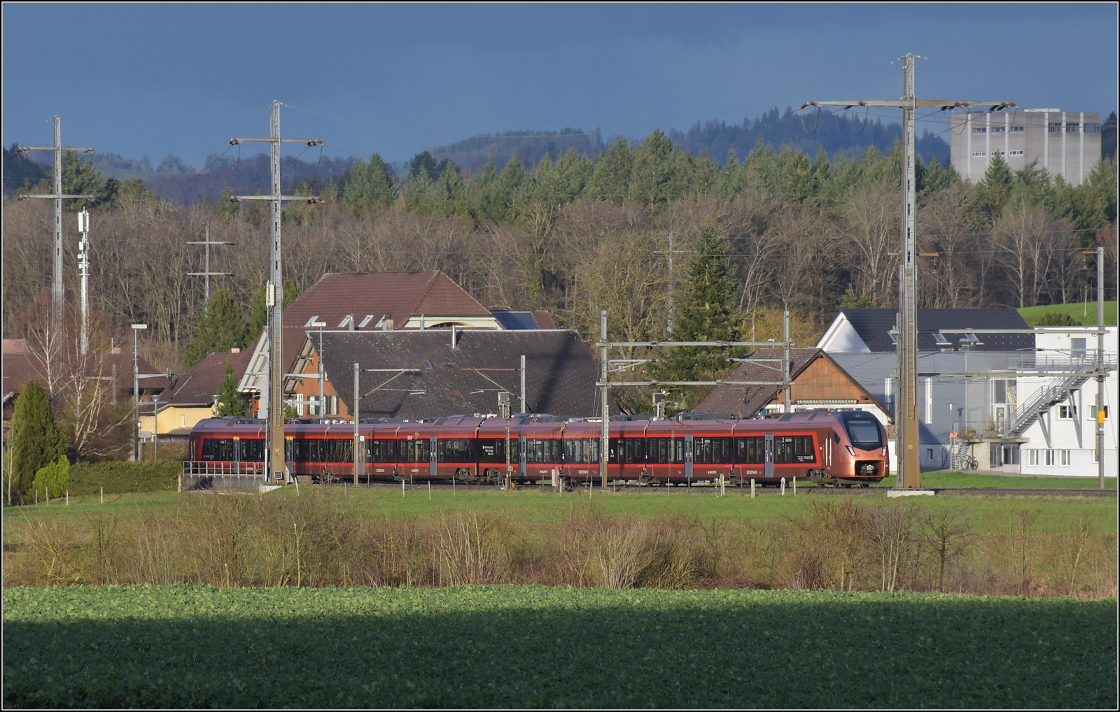 Traverso RABe 526 103/203 der SOB in Lyssach. Mrz 2024.
