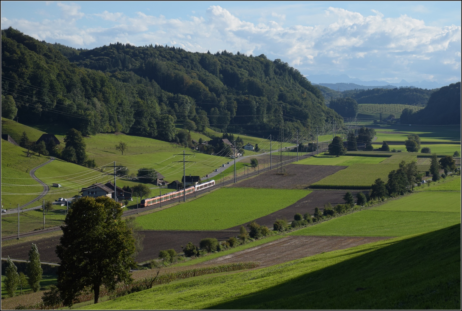 Traverso RABe 526 1xx und silberner RABe 526 0xx der Südostbahn. Riedtwil, September 2022.