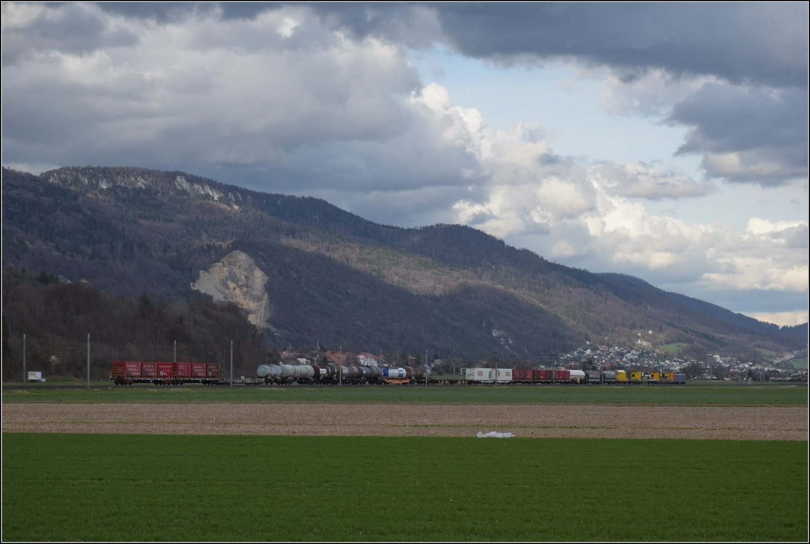 Traxx MS2 Re 484 017 im Schweizer Binnenverkehr bei Oberbuchsiten. Mrz 2024.