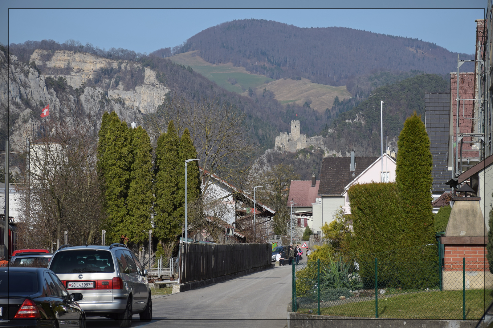 �ber Balsthal bewachte einst die Burg Neu-Falkenstein den Zugang zum Passwang. Balsthal, M�rz 2017.