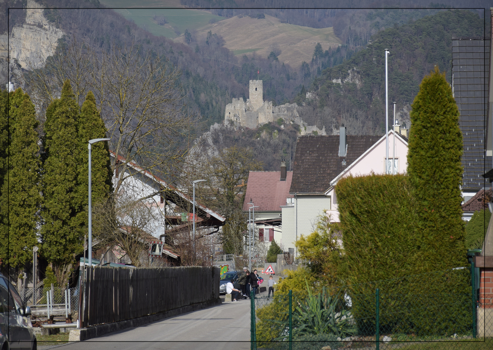 �ber Balsthal bewachte einst die Burg Neu-Falkenstein den Zugang zum Passwang. Balsthal, M�rz 2017.