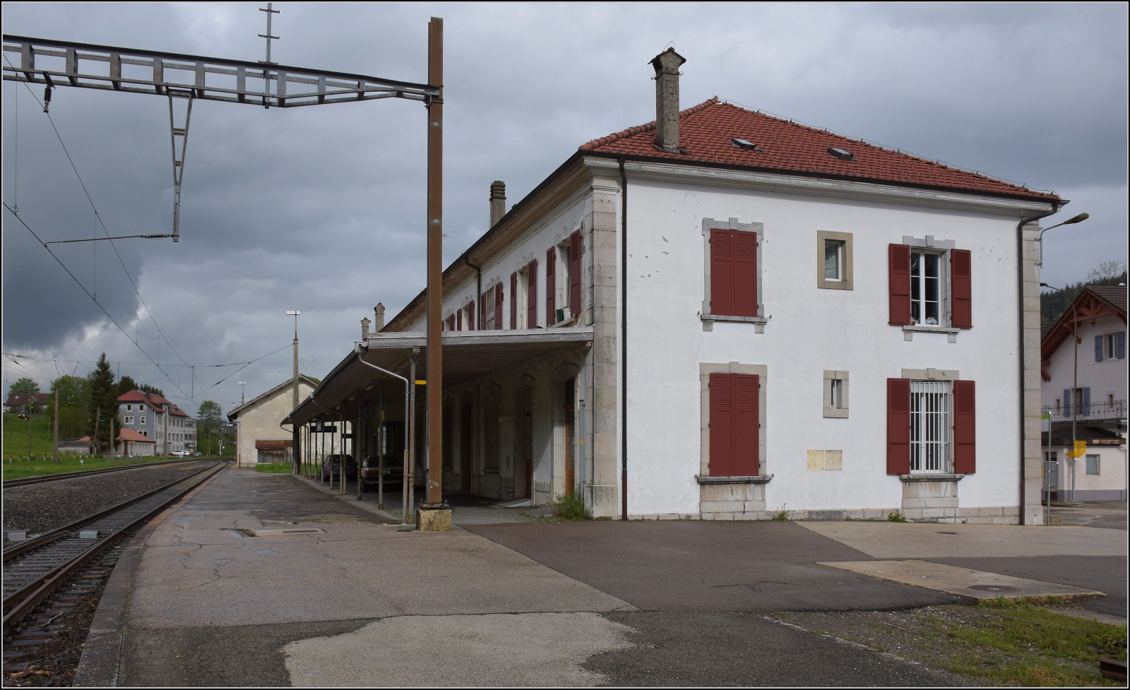 ber Les Verrires wurde die Strecke nach Frankreich bereits 1860 in Betrieb genommen. Viel ist hier nicht mehr los. Alle Personenzge fahren durch. Blick auf das Empfangsgebude. Mai 2023.