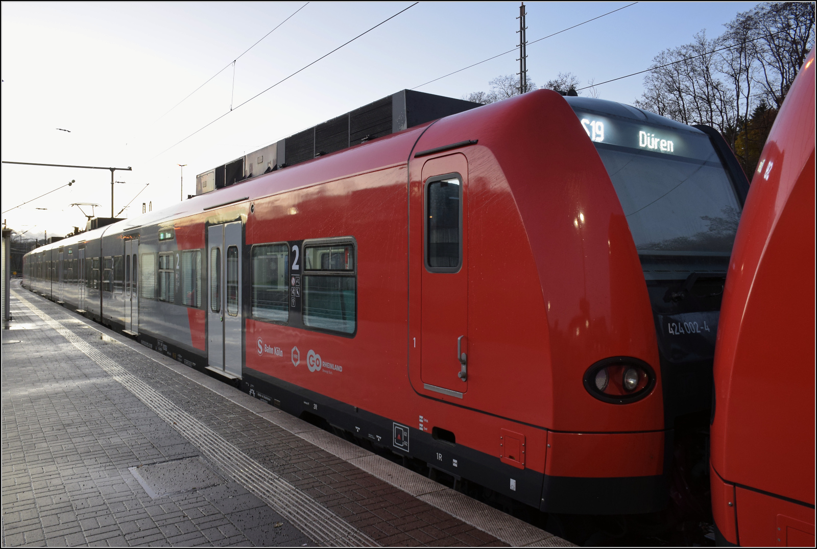berraschung in Au (Sieg). Zwei Fahrzeuge der Splitterbaureihe 424 holen uns ab. 424 002 im Bild, November 2025.