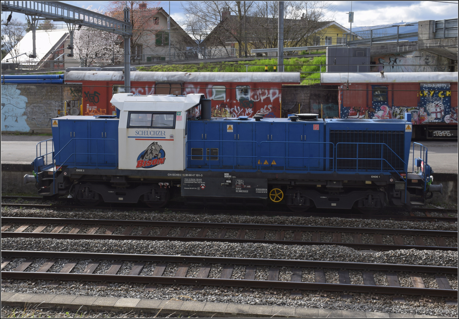 berraschung in Lyss mit einer Lok aus der kleinen franzsichen Werkstatt von CFD, den Chemins de Fers Departemental, BB 1800. Hier eingestellt in der Schweiz mit der Nummer Am 847 101 von Scheuchzer. Mrz 2024.