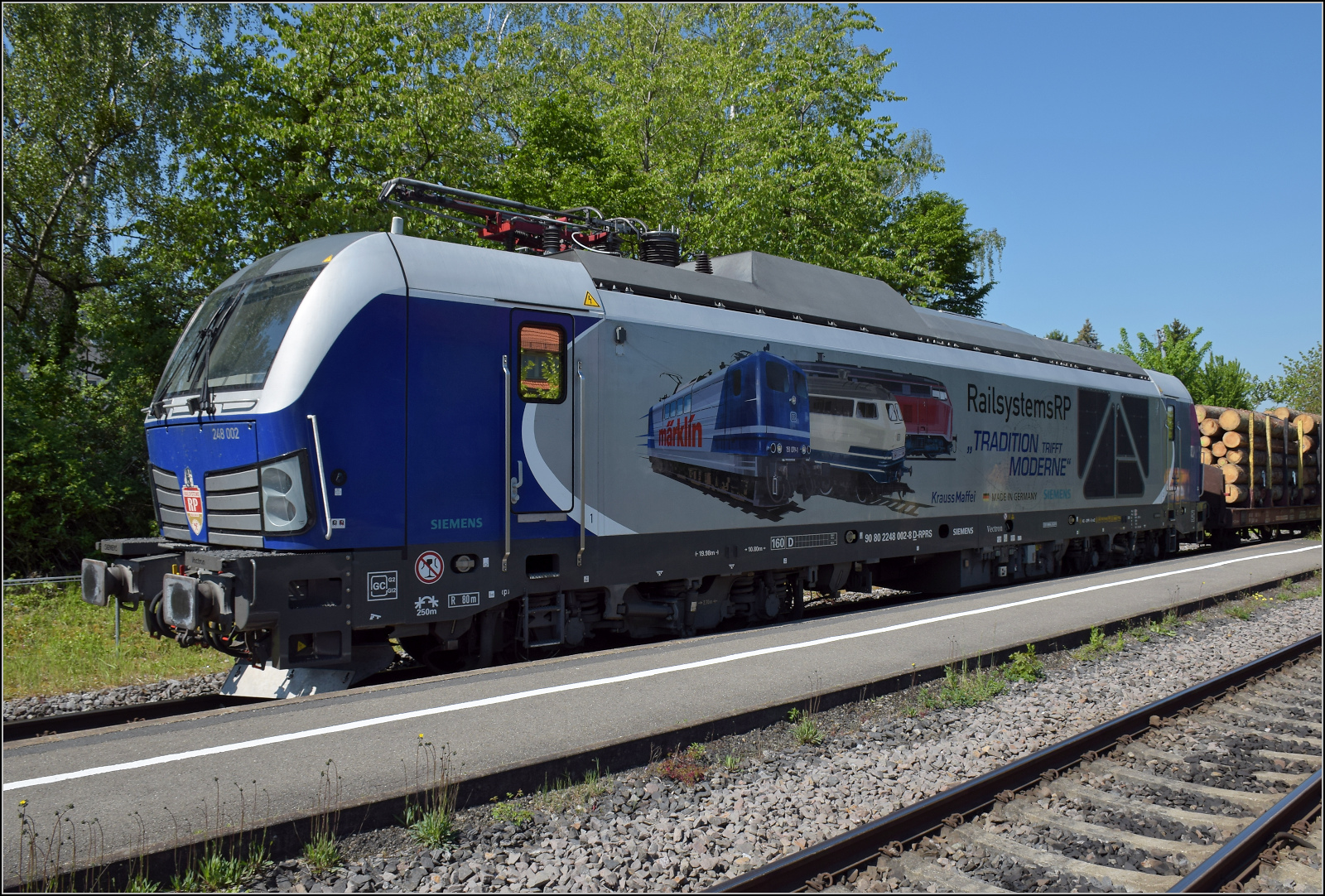 Unerwartet trifft  248 002 von Railsytems RP mit einem Holzzug aus Immendingen in Markdorf zur Kreuzung ein. Mai 2025.