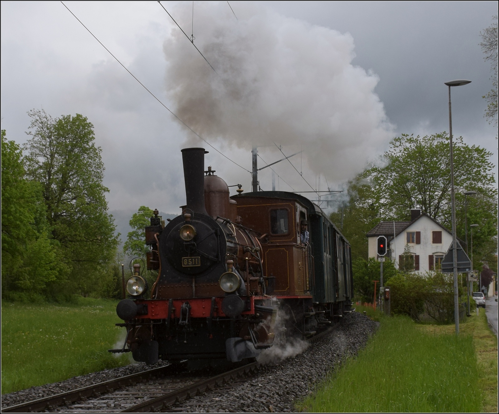Vapeur Val-de-Travers: Train  Au fil de l'Areuse .

E 3/3 8511 bei Mtiers. Mai 2023.