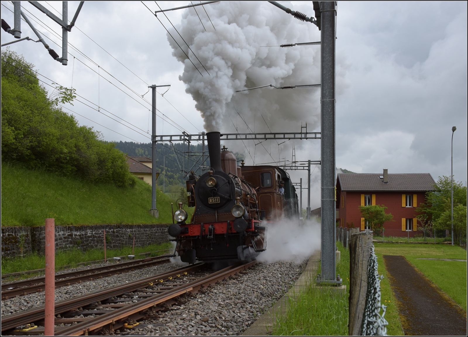 Vapeur Val-de-Travers: Train  Au fil de l'Areuse .

Ausfahrt von E 3/3 8511 aus Travers. Mai 2023.