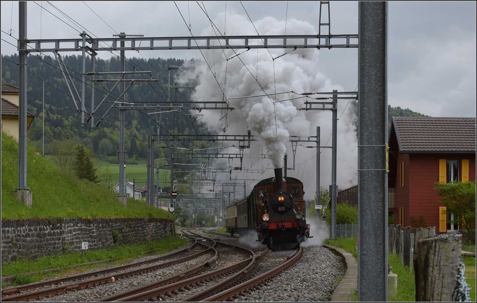 Vapeur Val-de-Travers: Train  Au fil de l'Areuse .

Ausfahrt von E 3/3 8511 aus Travers. Mai 2023.