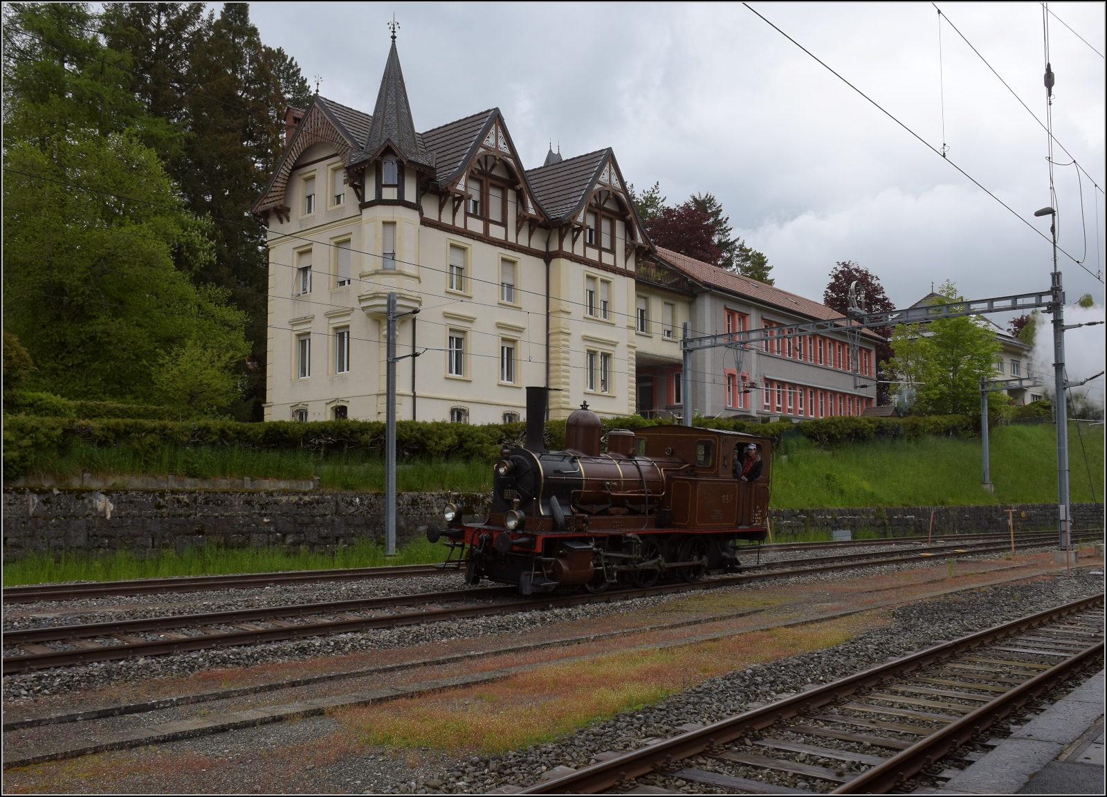 Vapeur Val-de-Travers: Train  Au fil de l'Areuse .

E 3/3 8511 umfhrt in Travers ihren Zug. Mai 2023.