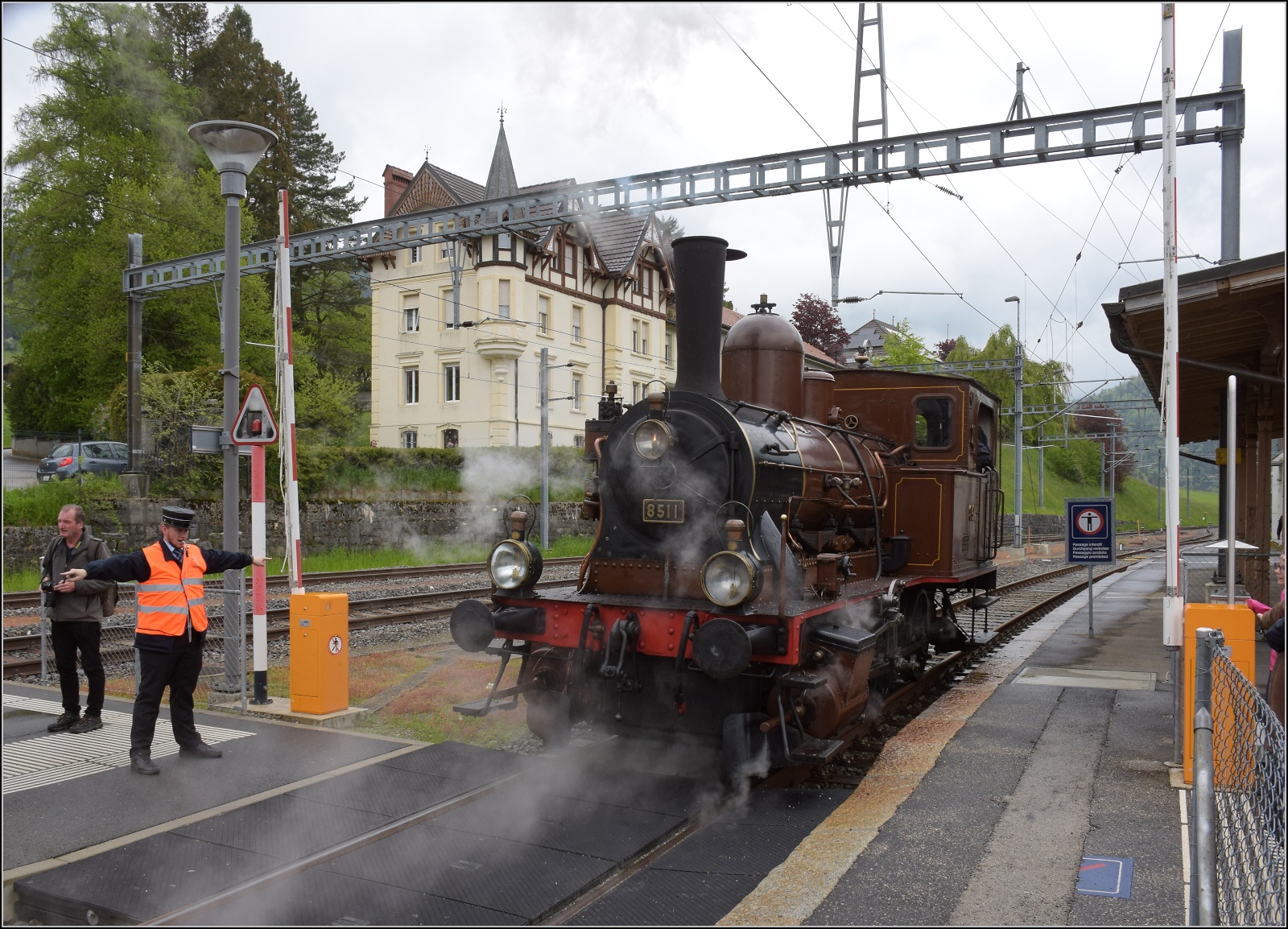 Vapeur Val-de-Travers: Train  Au fil de l'Areuse .

E 3/3 8511 umfhrt in Travers ihren Zug. Mai 2023.