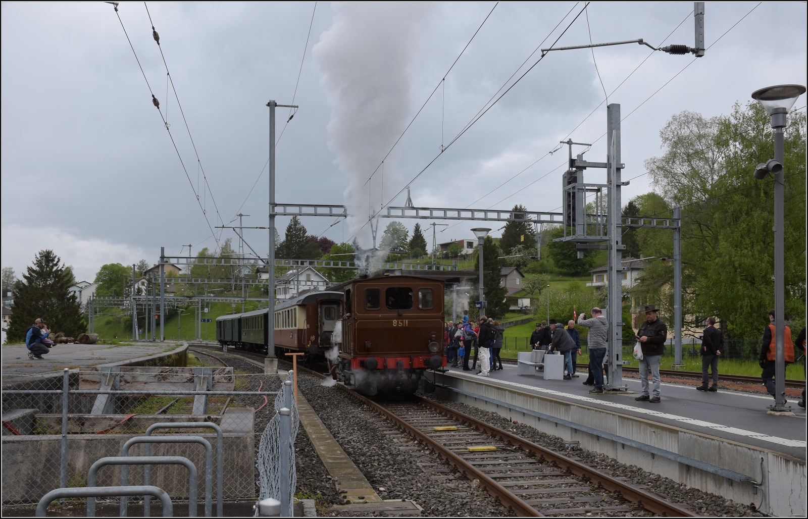 Vapeur Val-de-Travers: Train  Au fil de l'Areuse .

E 3/3 8511 umfhrt in Travers ihren Zug. Mai 2023.