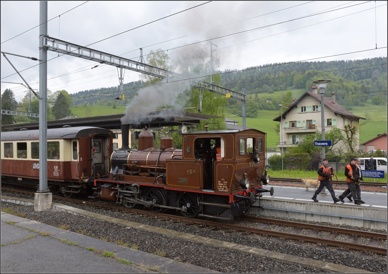 Vapeur Val-de-Travers: Train  Au fil de l'Areuse .

Vorbereitungen zum Wasserfassen fr E 3/3 8511. Travers, Mai 2023.