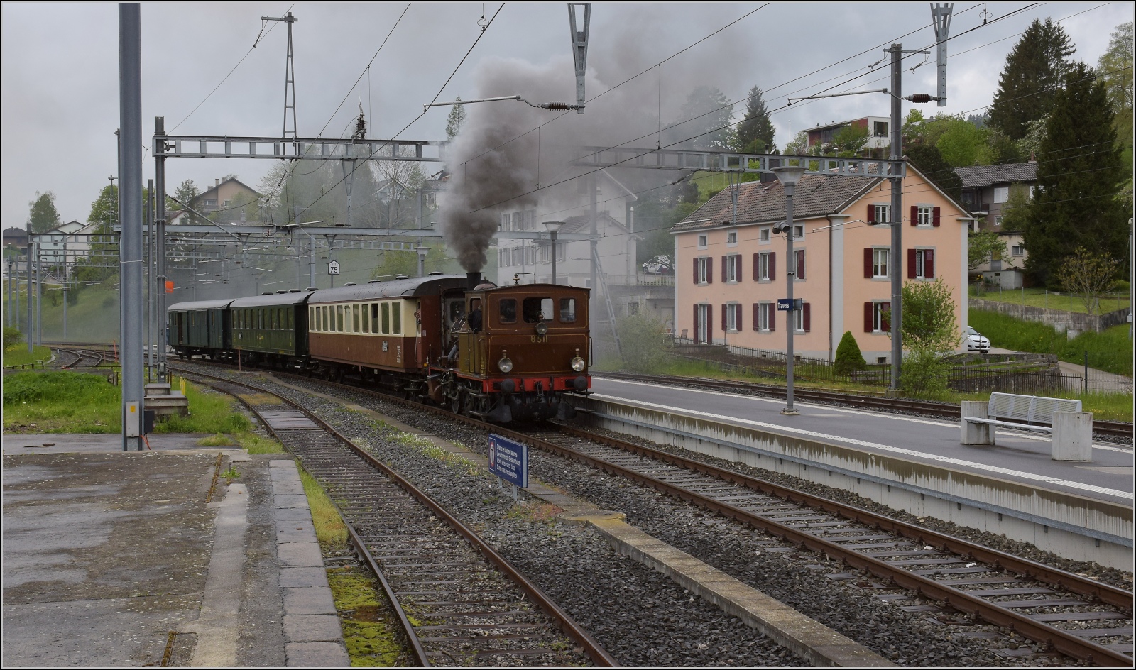 Vapeur Val-de-Travers: Train  Au fil de l'Areuse .

Ankunft von E 3/3 8511 in Travers. Mai 2023.