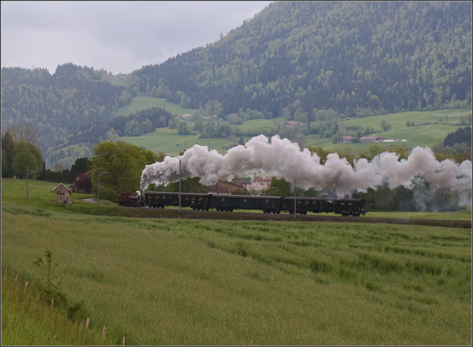 Vapeur Val-de-Travers: Train du Terroir.

E 3/3 8511 bei La Presta. Mai 2023.