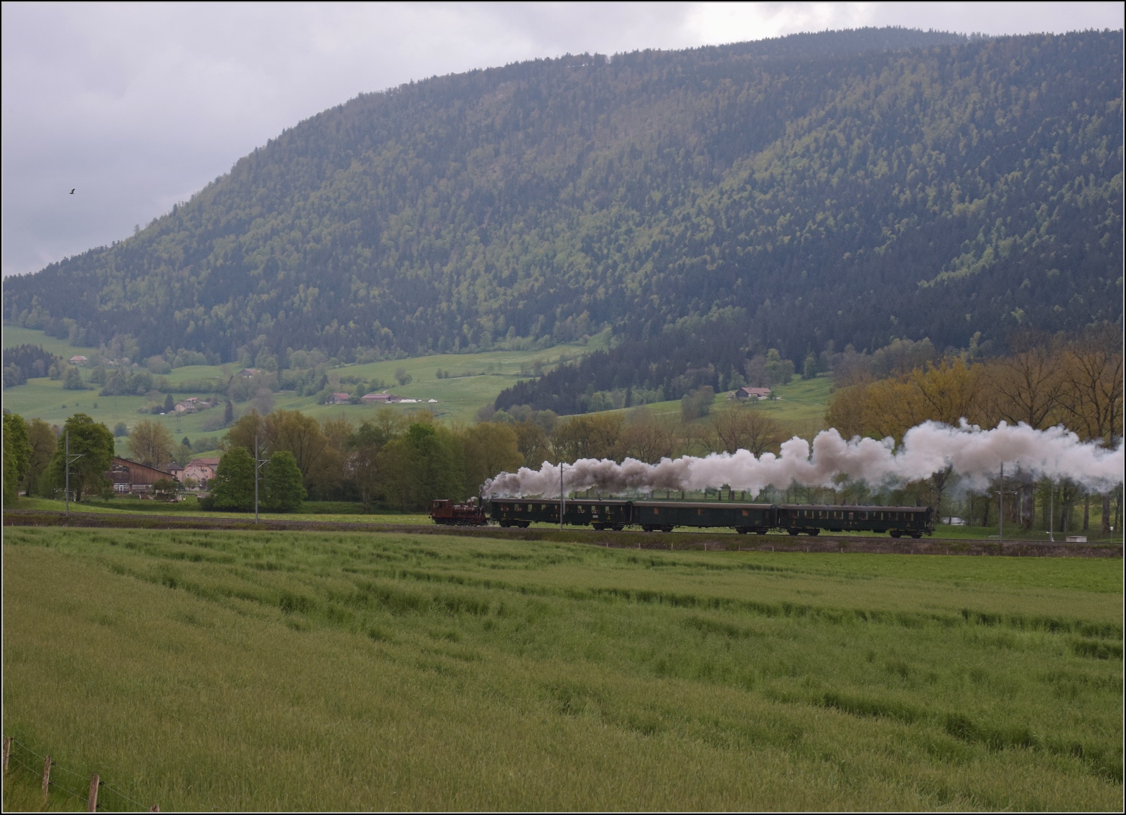 Vapeur Val-de-Travers: Train du Terroir.

E 3/3 8511 bei La Presta. Mai 2023.