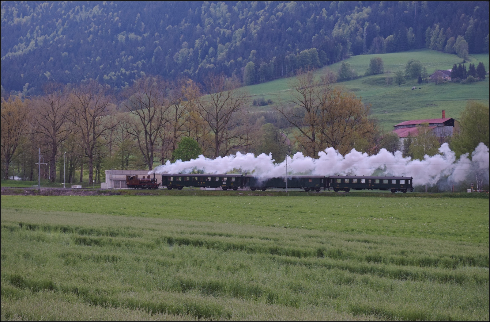 Vapeur Val-de-Travers: Train du Terroir.

E 3/3 8511 bei La Presta. Mai 2023.