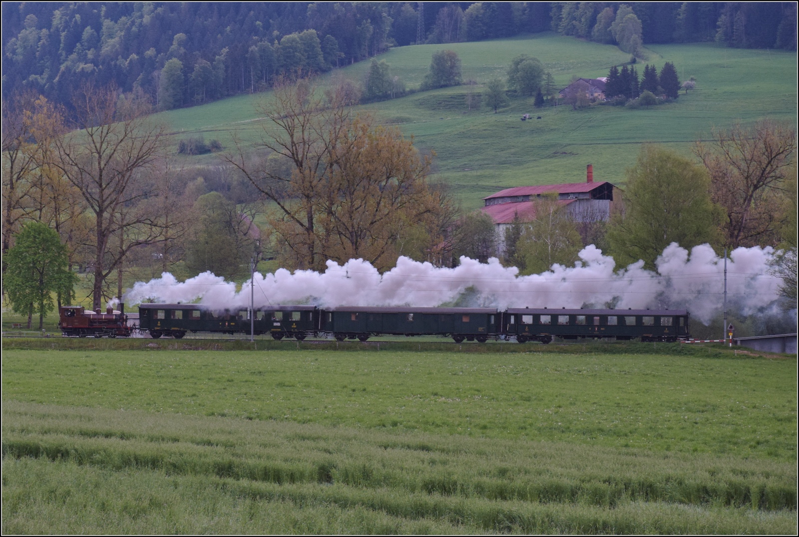 Vapeur Val-de-Travers: Train du Terroir.

E 3/3 8511 bei La Presta. Mai 2023.