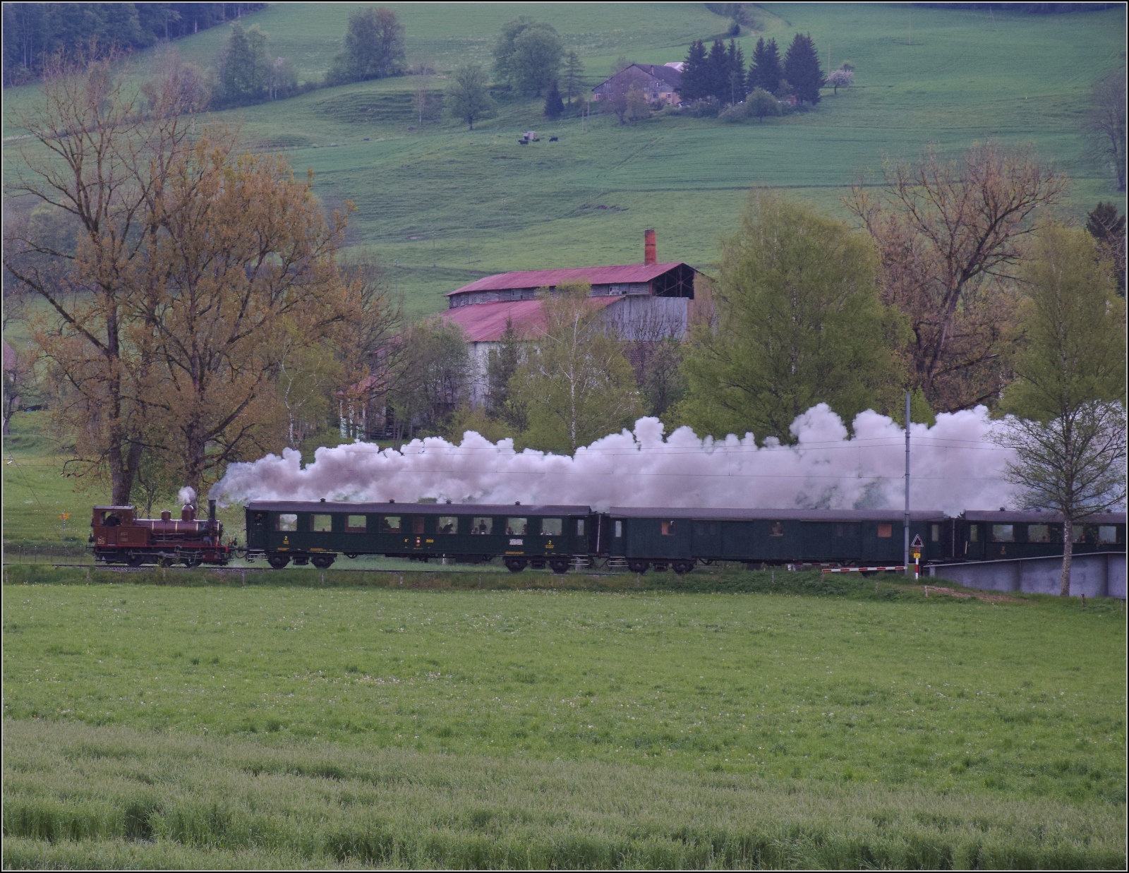 Vapeur Val-de-Travers: Train du Terroir.

E 3/3 8511 bei La Presta. Mai 2023.