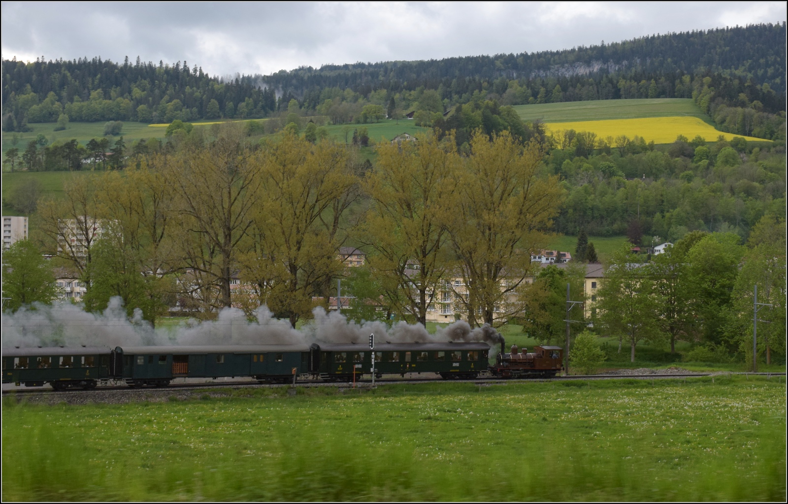 Vapeur Val-de-Travers: Train du Terroir.

E 3/3 8511 bei Couvet. Mai 2023.