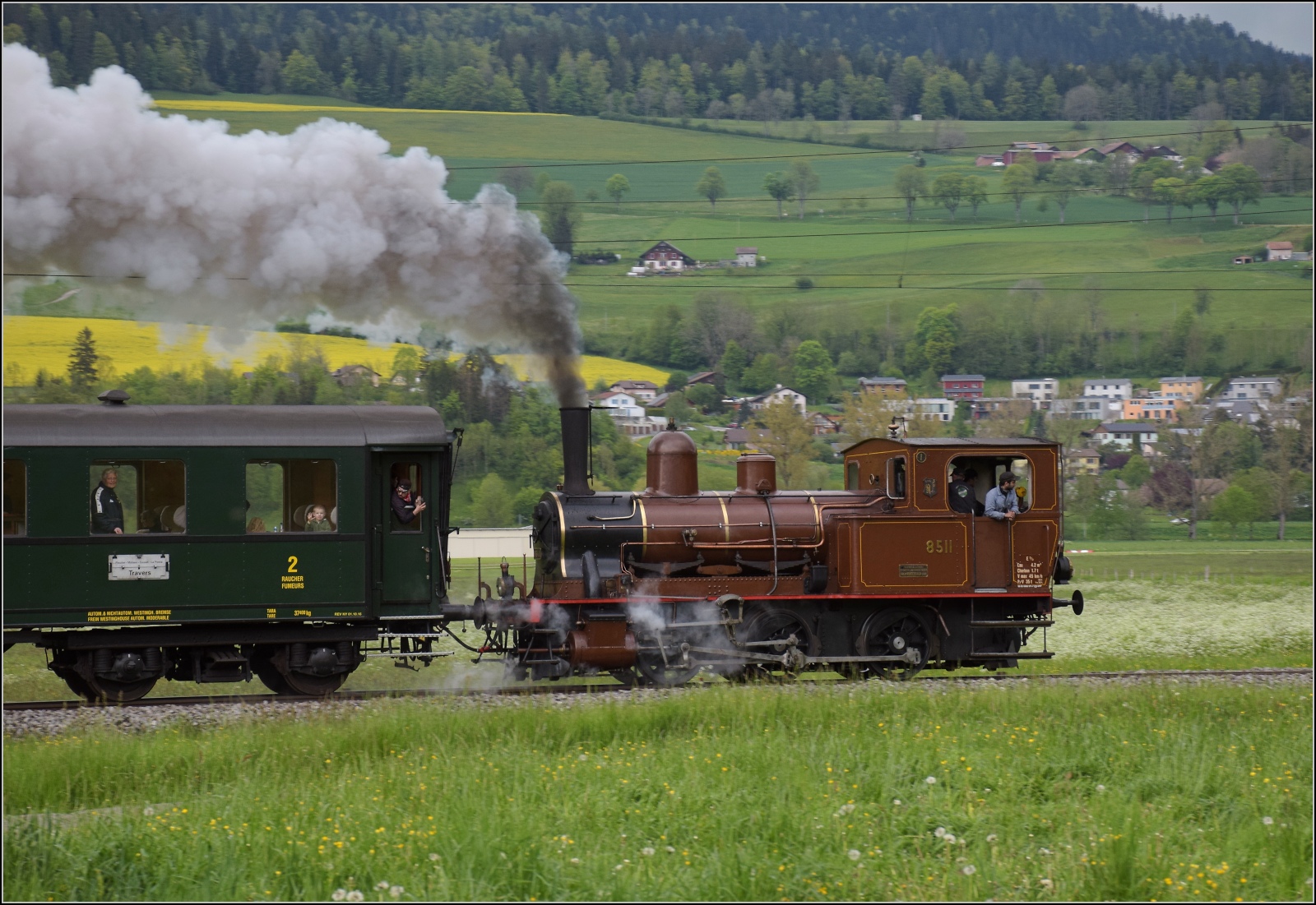 Vapeur Val-de-Travers: Train du Terroir.

E 3/3 8511 bei Mtiers. Mai 2023. 