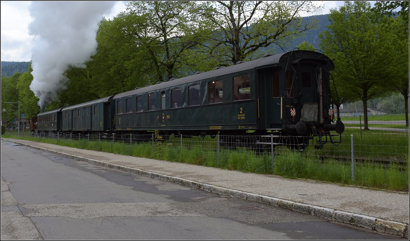 Vapeur Val-de-Travers: Train du Terroir.

E 3/3 8511 bei Einfahrt nach Fleurier. Mai 2023. 