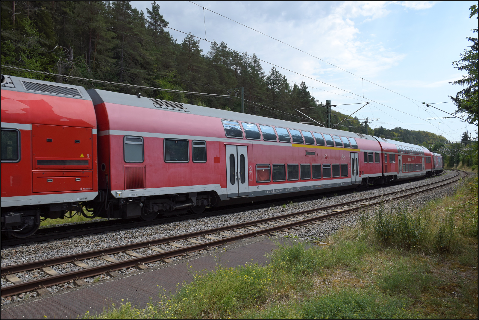 Verkehrsblassrosa gestrichener Erstklasswagen D-DB 50 80 36-81 038-2 DABpza im vertragswidrig kurzern Zug nach Karlsruhe, der von 146 229 �ber die Wasserscheide geschoben wird. Hattingen, August 2026.