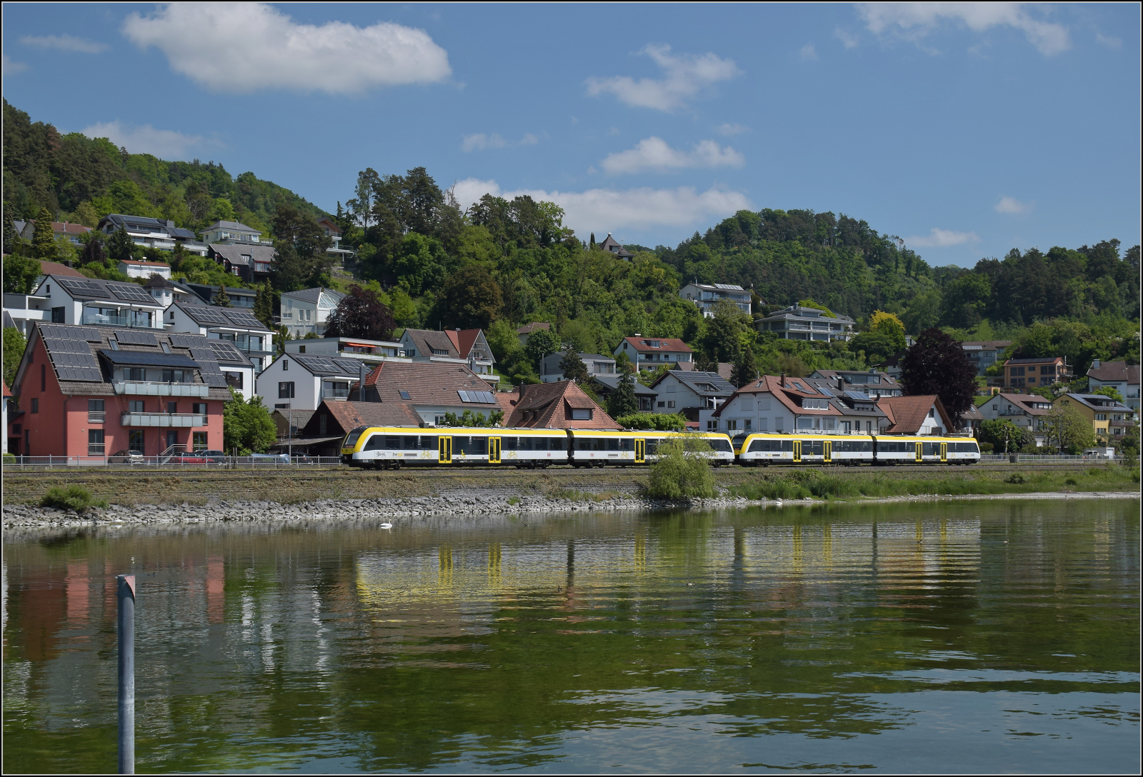 Vermutlich 622 466 und 622 322 auf dem Weg nach Radolfzell. Sipplingen, Mai 2025.