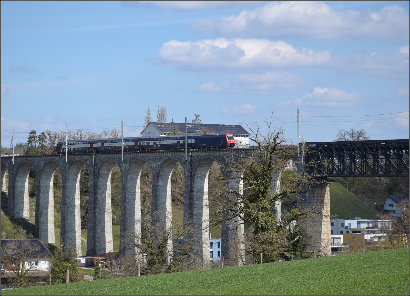 Vermutlich Re 450 075 mit einer S-Bahn Z�rich auf dem Eglisauer Rheinviadukt. April 2026.