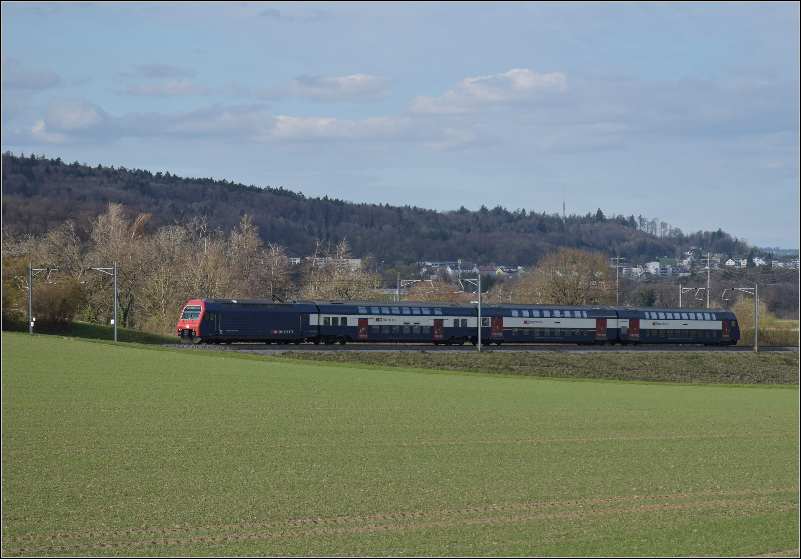 Vermutlich Re 450 102 mit einer S-Bahn bei Jestetten. April 2026.