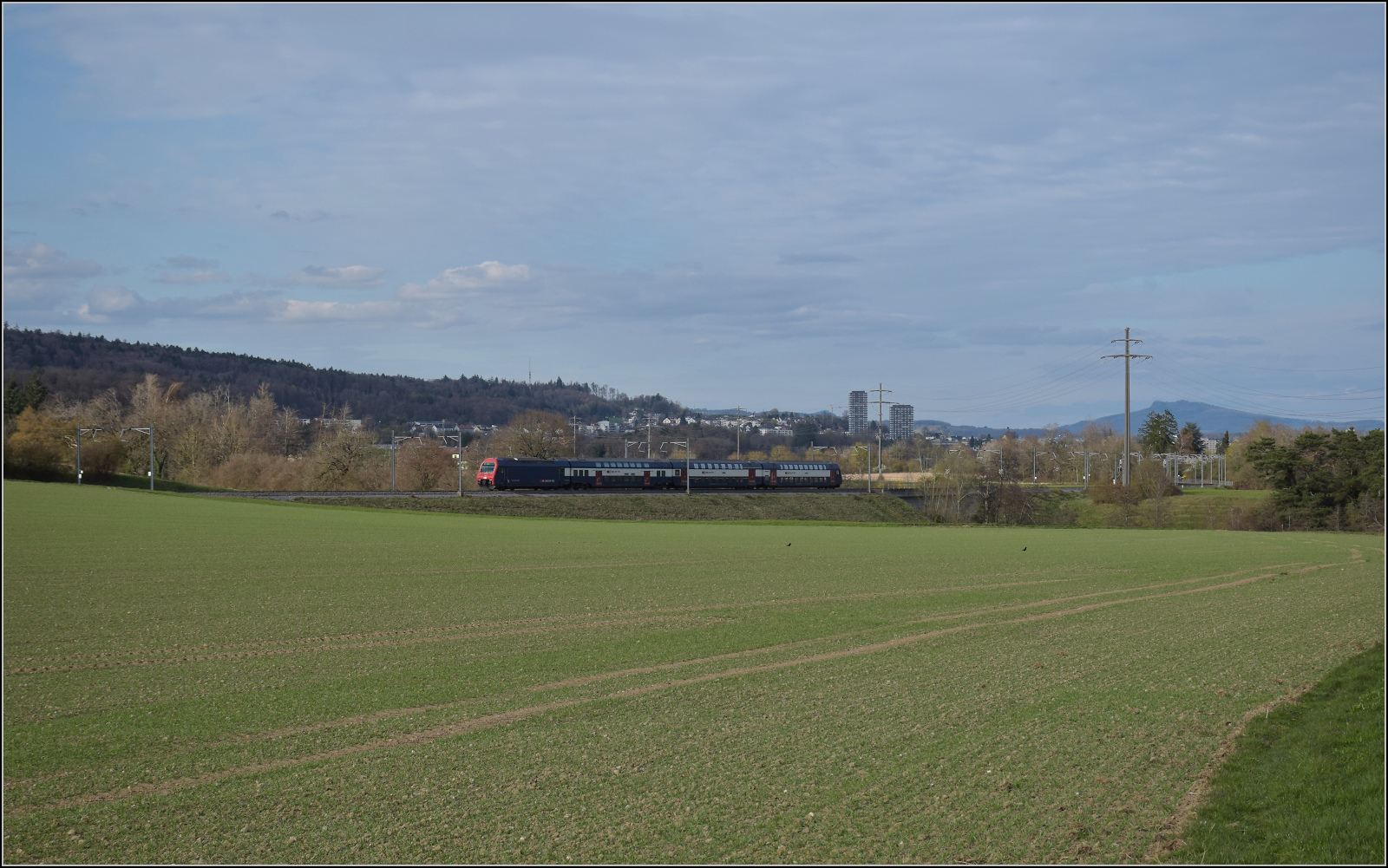 Vermutlich Re 450 102 mit einer S-Bahn bei Jestetten. April 2026.