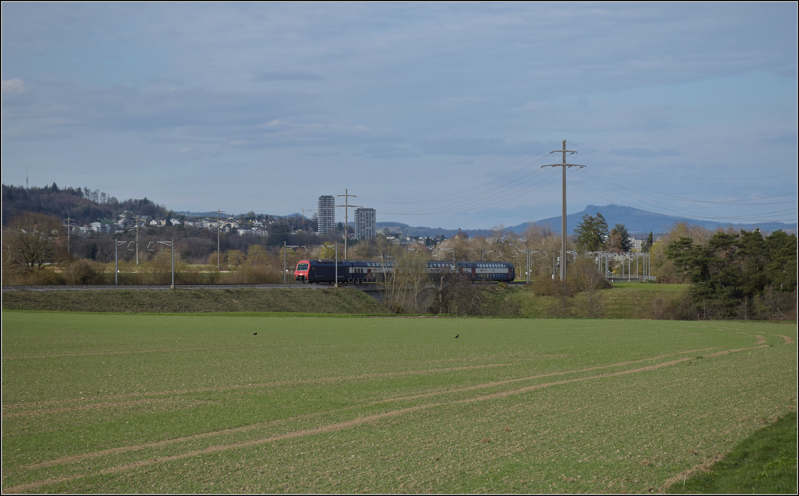 Vermutlich Re 450 102 mit einer S-Bahn bei Altenburg. April 2026.