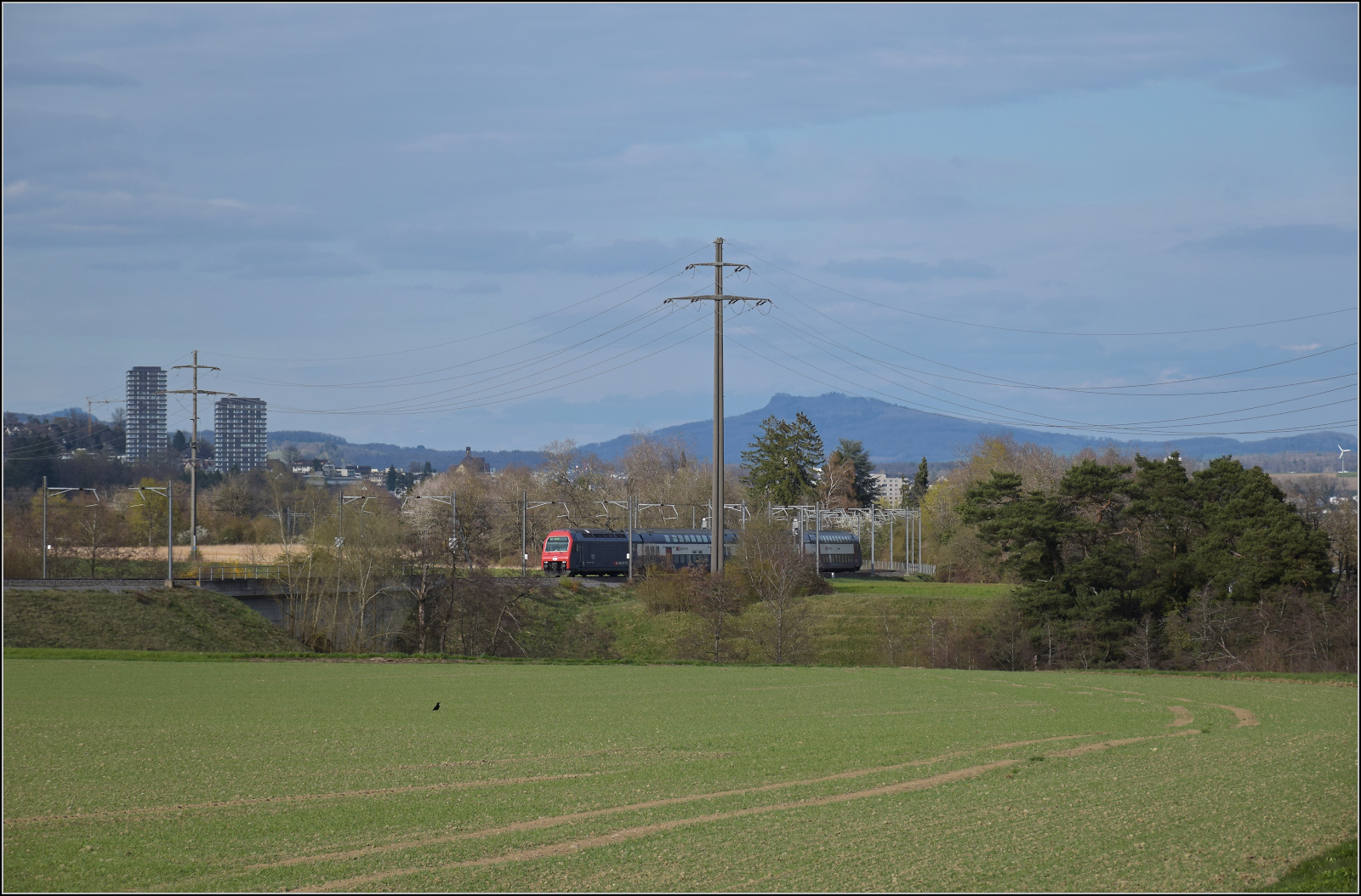 Vermutlich Re 450 102 mit einer S-Bahn bei Altenburg. April 2026.