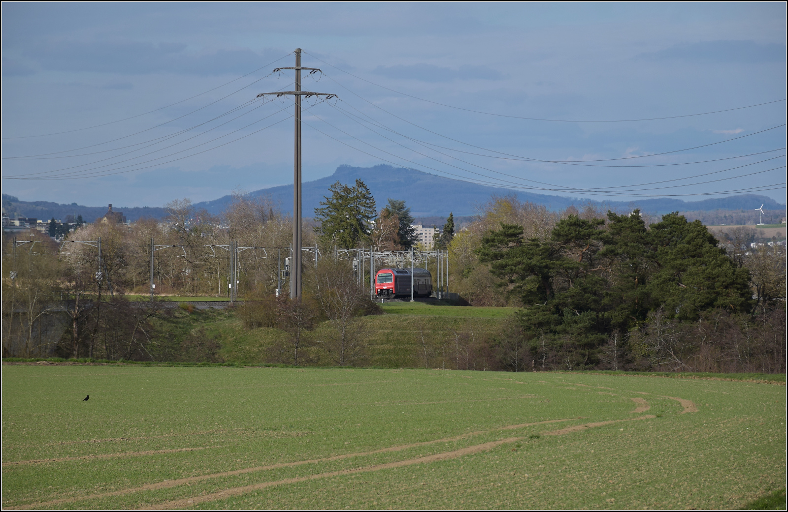 Vermutlich Re 450 102 mit einer S-Bahn bei Altenburg. April 2026.