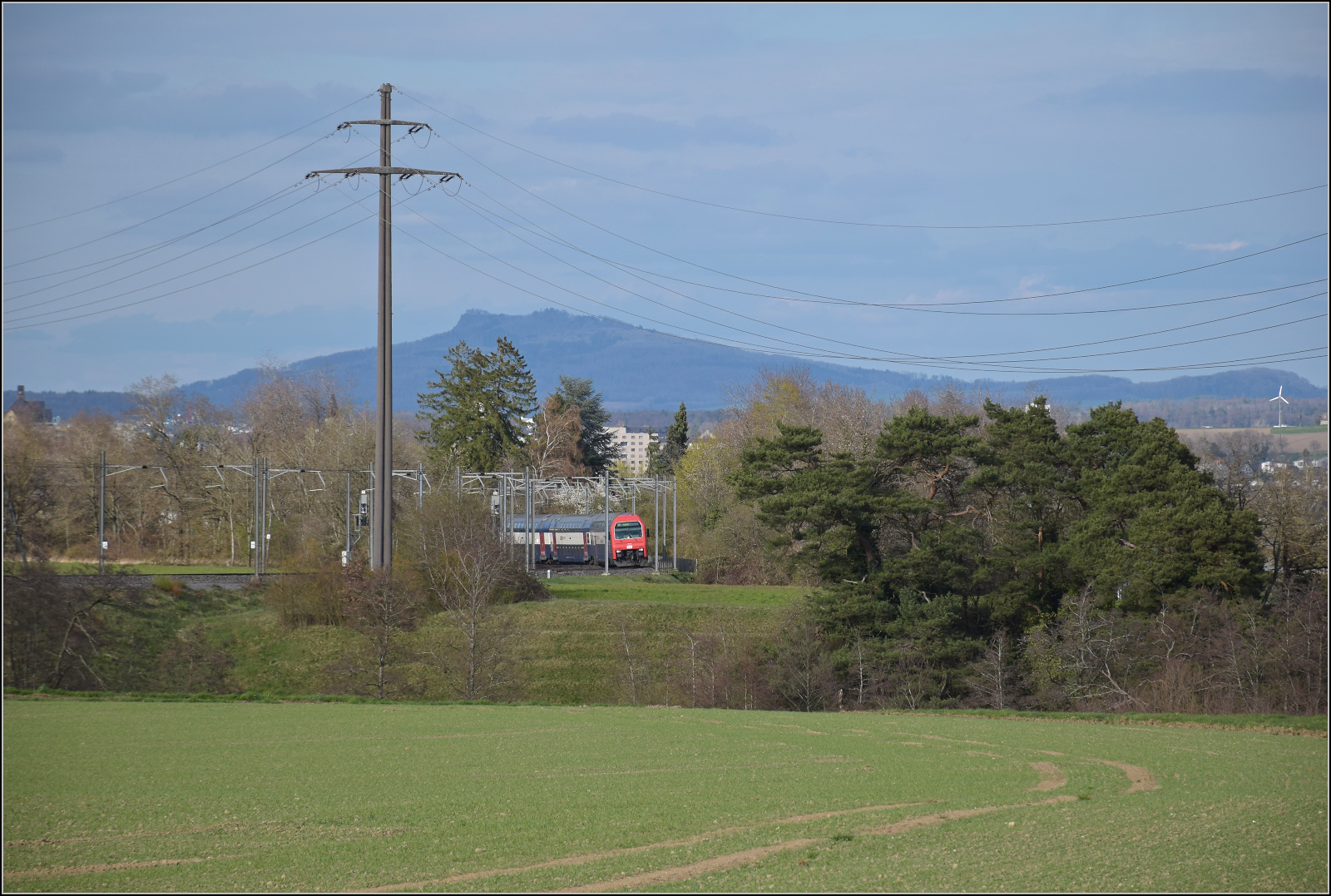 Vermutlich Re 450 102 mit einer S-Bahn bei Altenburg. April 2026.