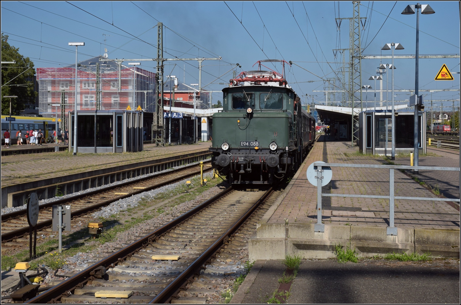 Verspätete Abfahrt bereits am Startbahnhof für 194 088 in Singen. Am Zug lag es nicht und der Verkehr in Singen ist momentan überschaubar. September 2023.