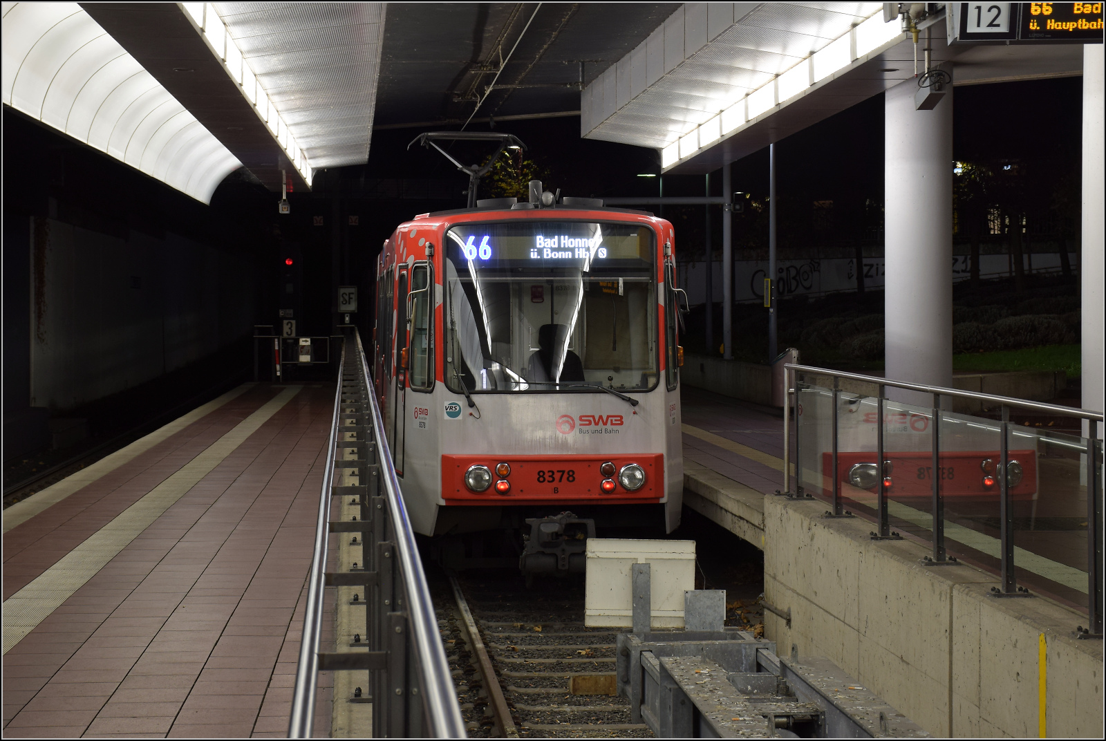 Wagen 8378 der SWB in Siegburg/Bonn bei der Abfahrt Richtung Bonn. November 2025.