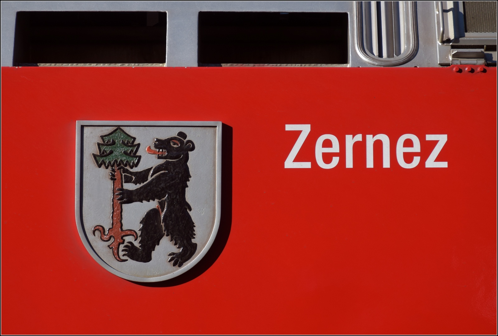 Wappen Zernez auf der Lok Ge 4/4 II 620. Samedan, Januar 2023.