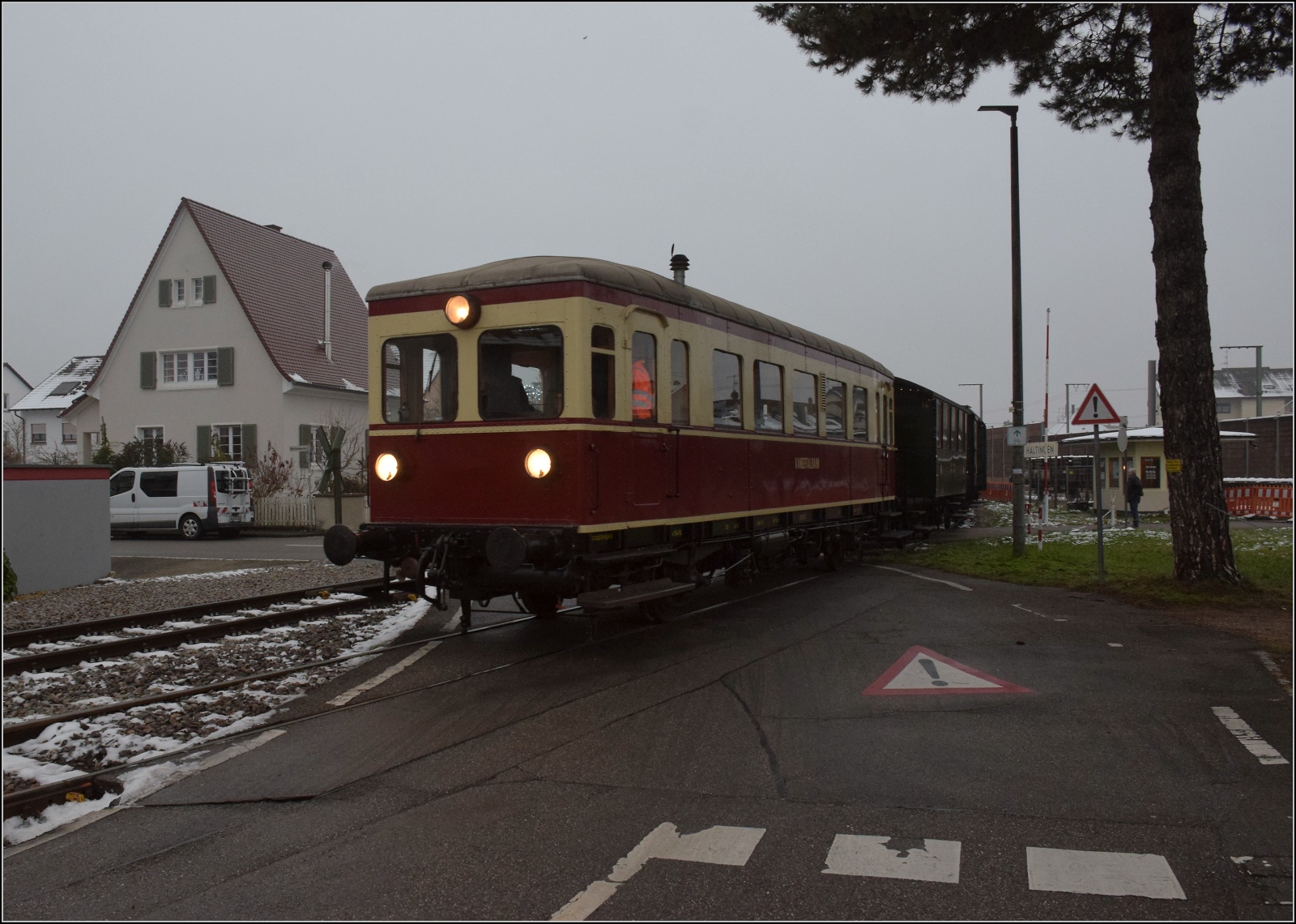 Weihnachtsfahrt des Kanderli.

Ausfahrt des VT 3 der Kandertalbahn mit dem Museumszug aus dem Endbahnhof Haltingen. Dezember 2022.