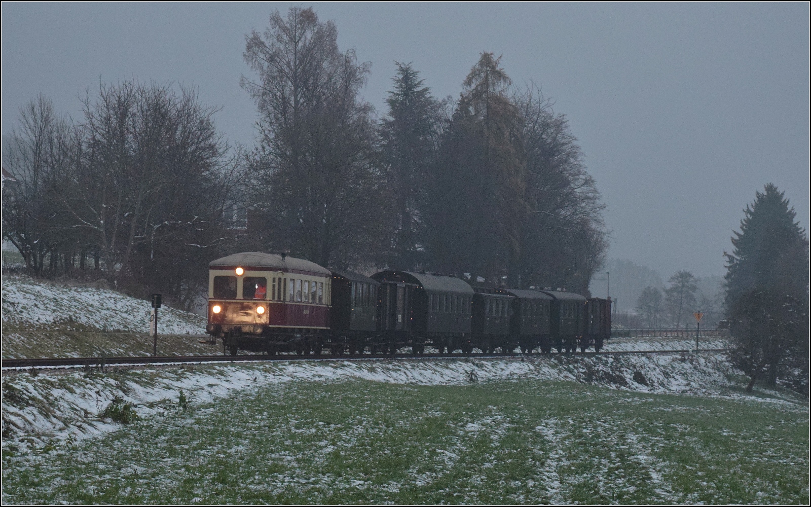 Weihnachtsfahrt des Kanderli.

VT 3 der Kandertalbahn mit dem Museumszug fährt bei Wollbach weiter in die Nacht. Dezember 2022.