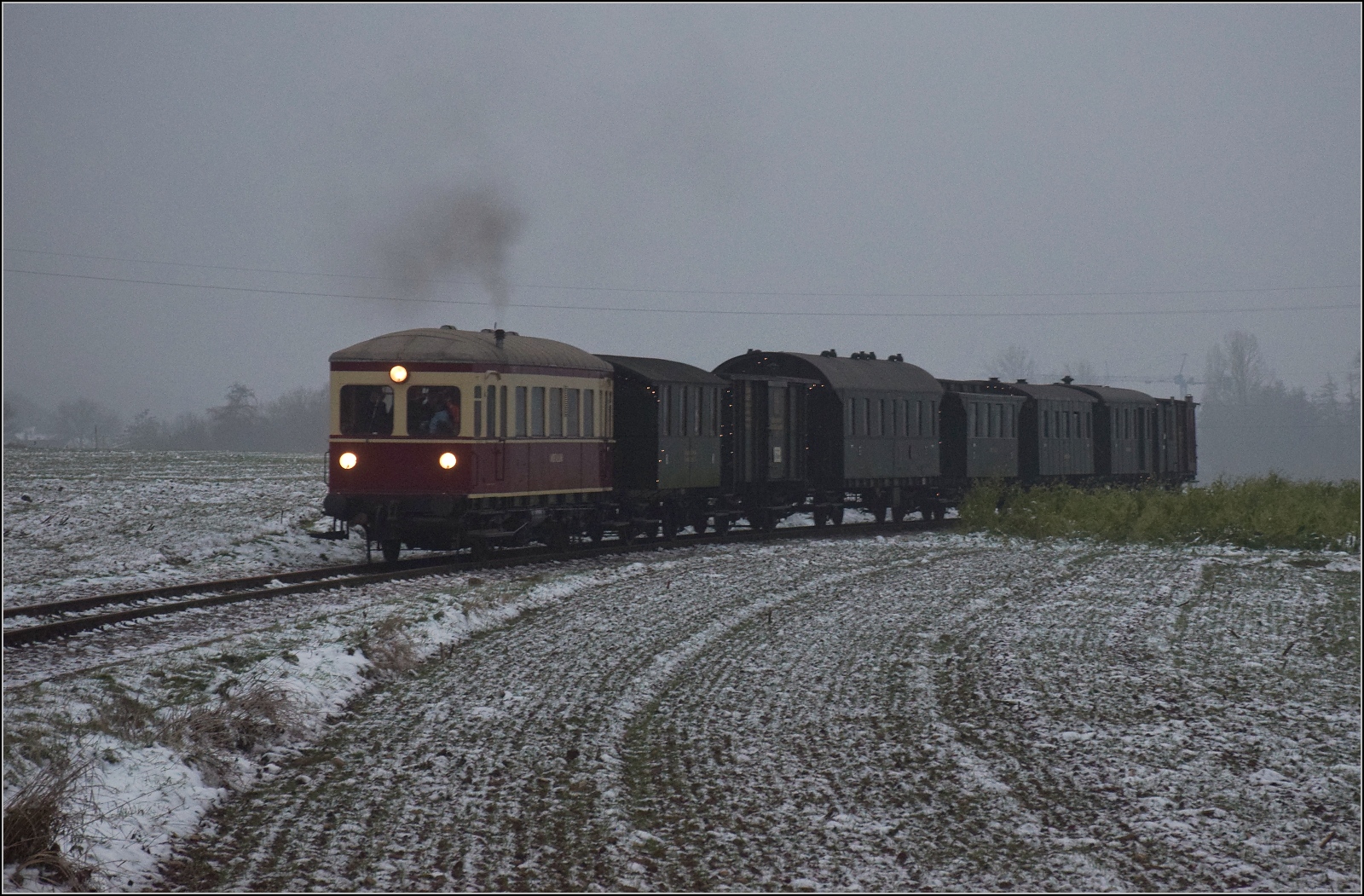 Weihnachtsfahrt des Kanderli.

VT 3 der Kandertalbahn mit dem Museumszug vor Wollbach noch im letzten Licht. Dezember 2022.