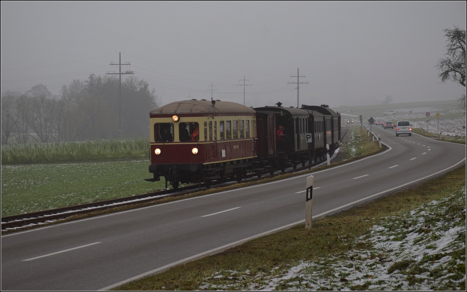Weihnachtsfahrt des Kanderli.

VT 3 der Kandertalbahn mit dem Museumszug bei Wollbach. Dezember 2022.
