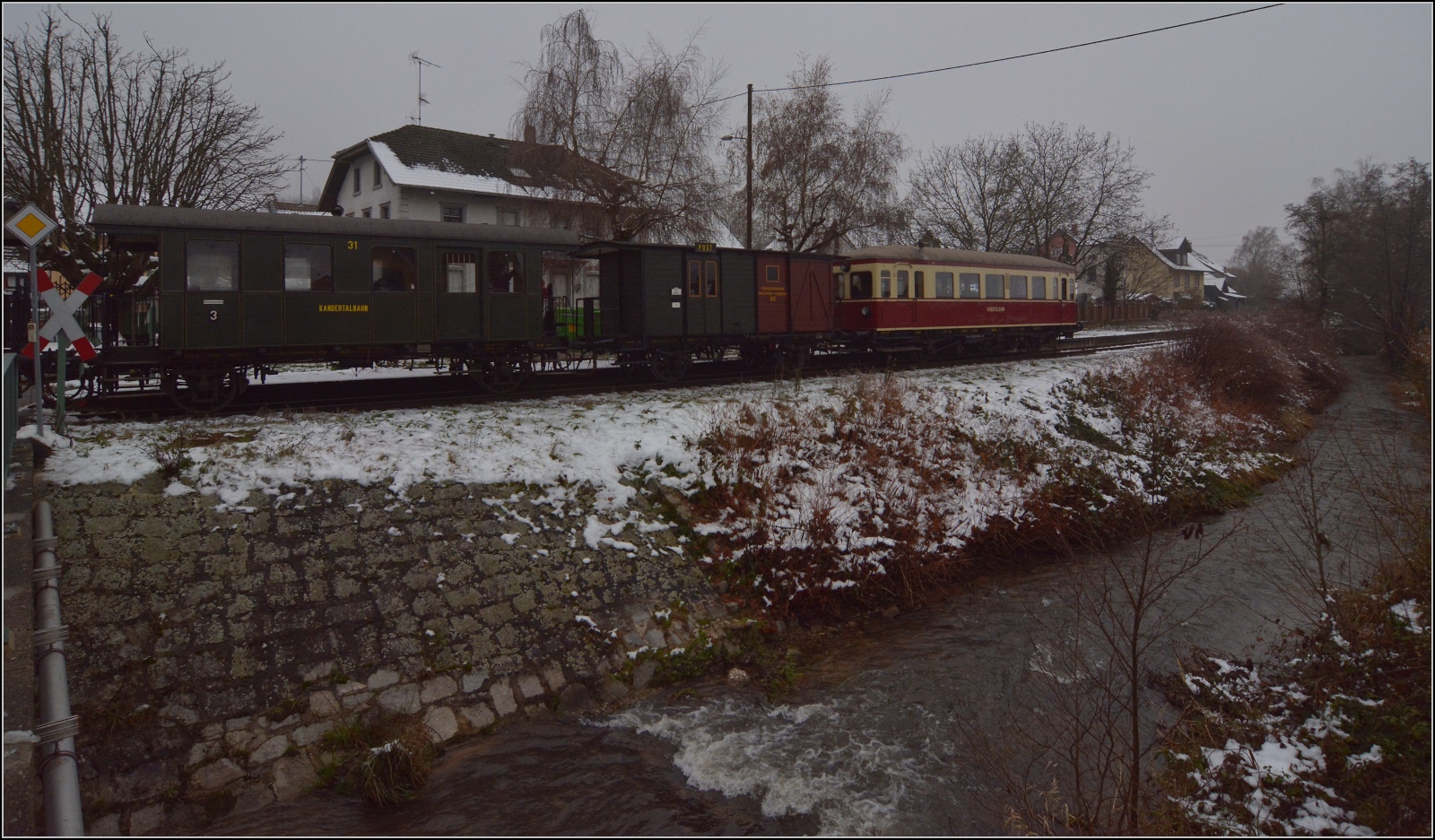 Weihnachtsfahrt des Kanderli.

VT 3 der Kandertalbahn mit dem Museumszug in Hammerstein. Dezember 2022.