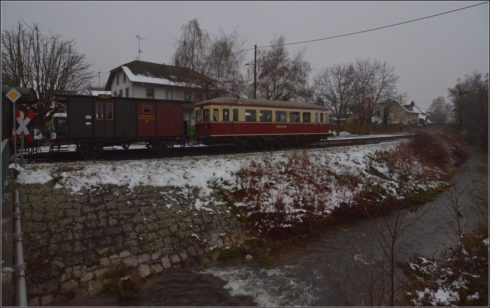 Weihnachtsfahrt des Kanderli.

VT 3 der Kandertalbahn mit dem Museumszug in Hammerstein. Dezember 2022.