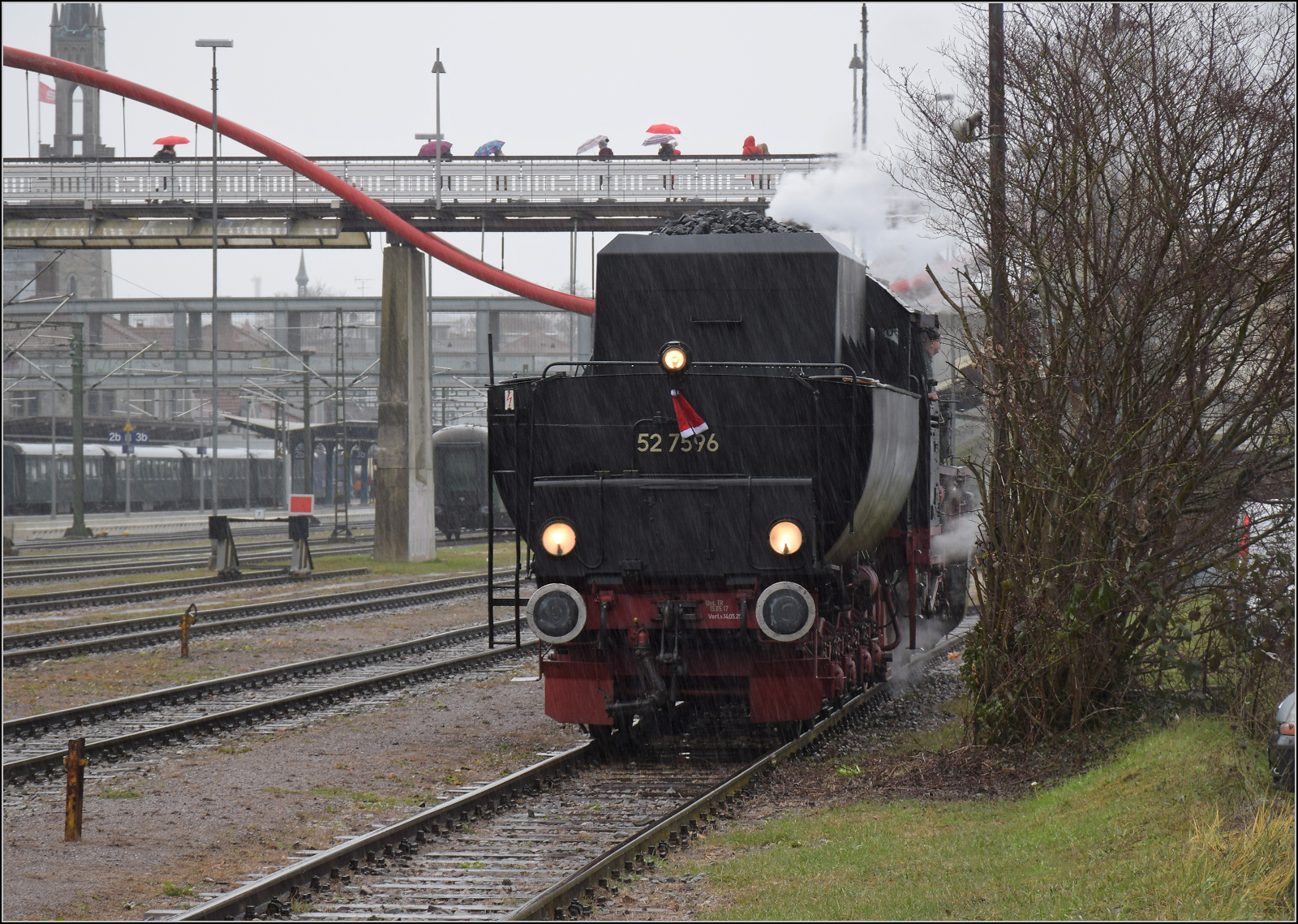 Weihnachtsmarktbesuch der EFZ.

52 7596 rangiert in strmendem Regen zur Restauration der Wasservorrte auf das ehemalige Hafengleis im Bahnhof Konstanz. Dezember 2024.