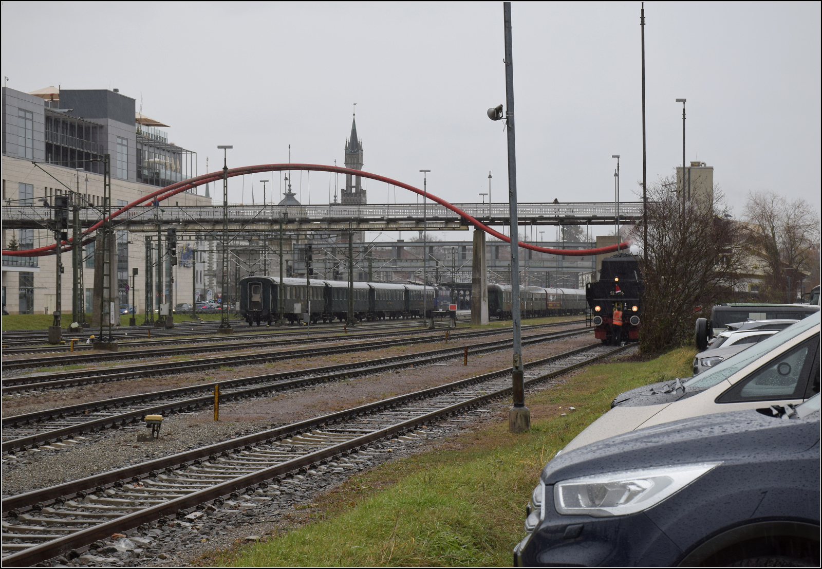 Weihnachtsmarktbesuch der EFZ.

52 7596 in strmendem Regen beim Auffllen der Wasservorrte auf dem ehemaligen Hafengleis im Bahnhof Konstanz. Unterdessen rangiert Re 421 379 ihren Wagenpark aus schweren Umbau-Stahlwagen auf Gleis 4. Dezember 2024.