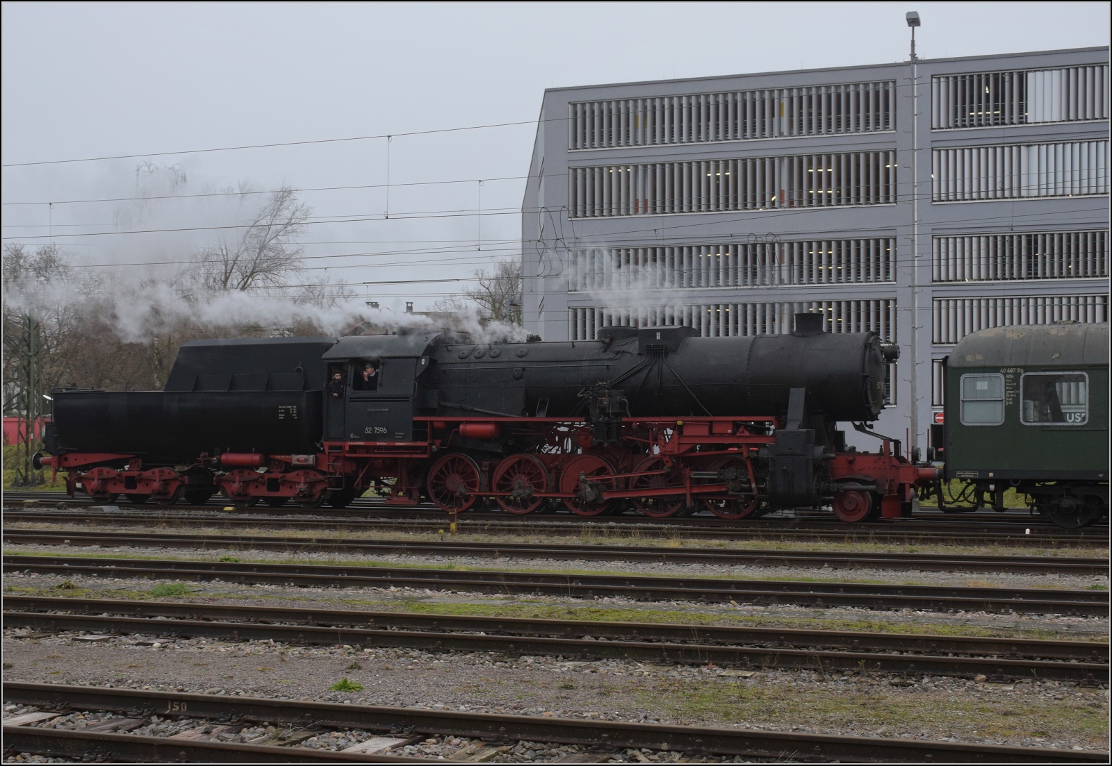 Weihnachtsmarktdampffahrt.

52 7596 rangiert ihren Zug in Konstanz auf die Gterzuggleise. Dezember 2023.