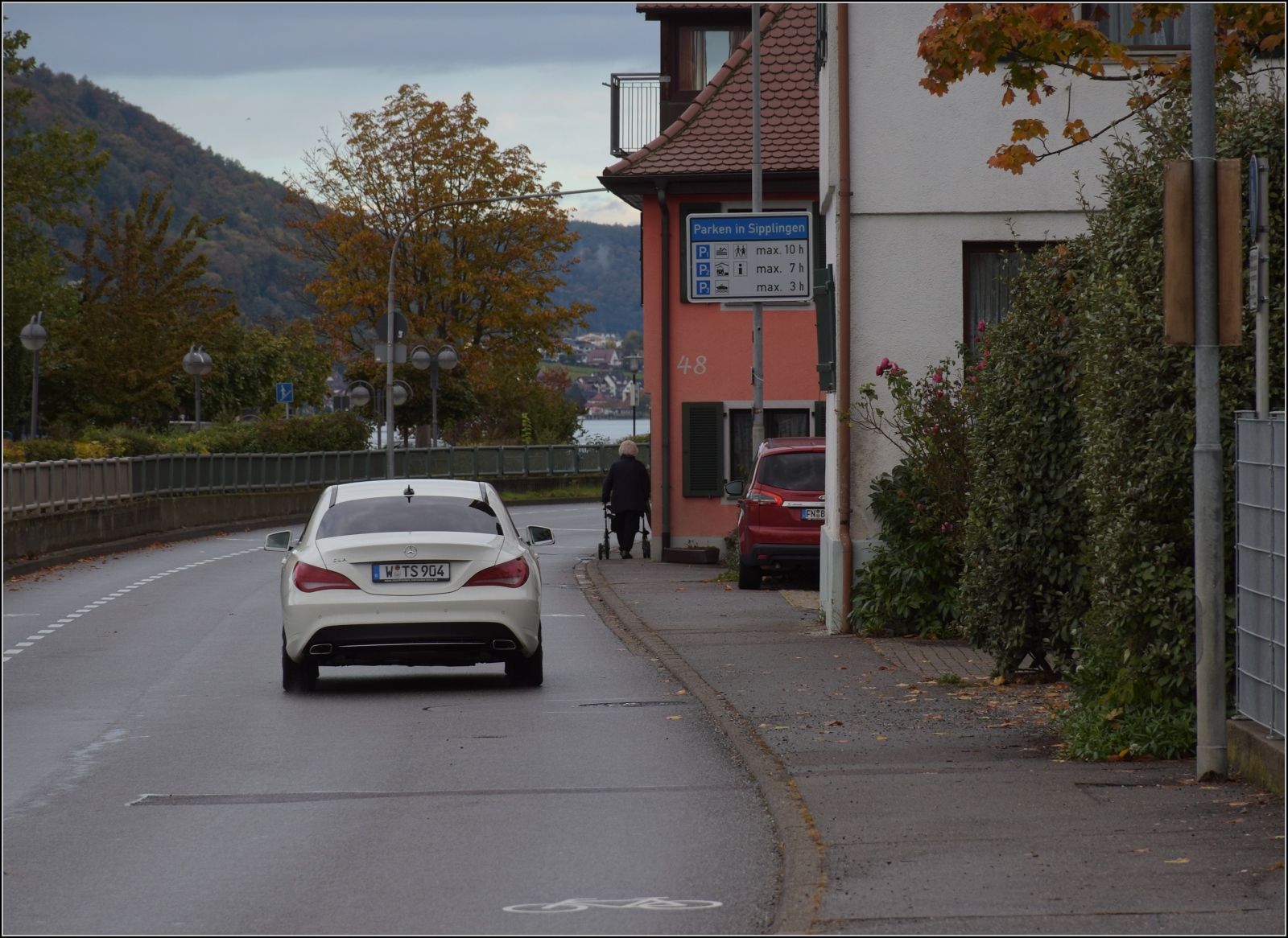 Wertschätzung der Fußgänger im Landkreis Friedrichshafen neben der Gürtelbahn. Oktober 2023.
